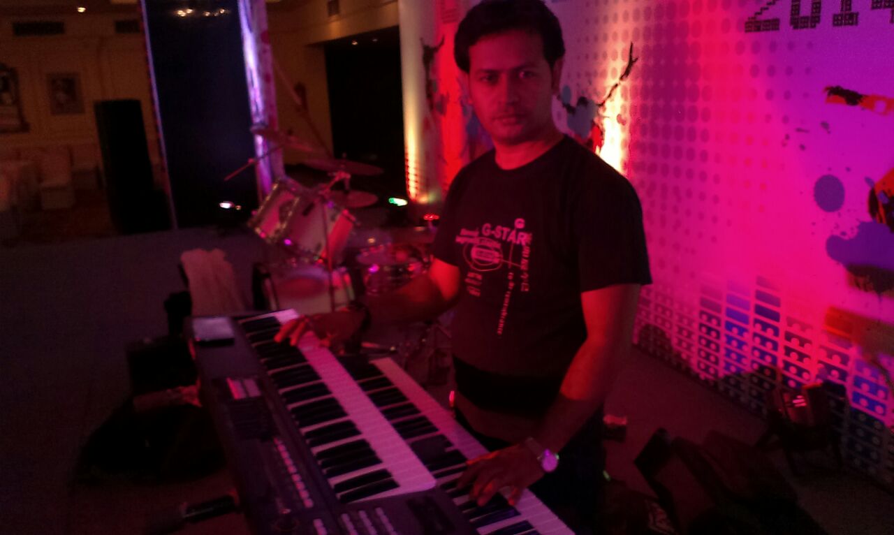 male keyboard players Abu Dhabi Uae